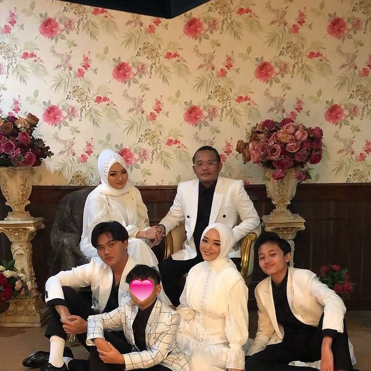 Gaya pemotretan 12 keluarga presenter, unik dan bisa jadi inspirasi