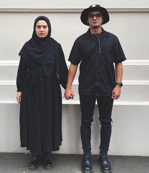 6 Gaya fashion Ricky Harun & istri mesra gandengan tangan, kece abis