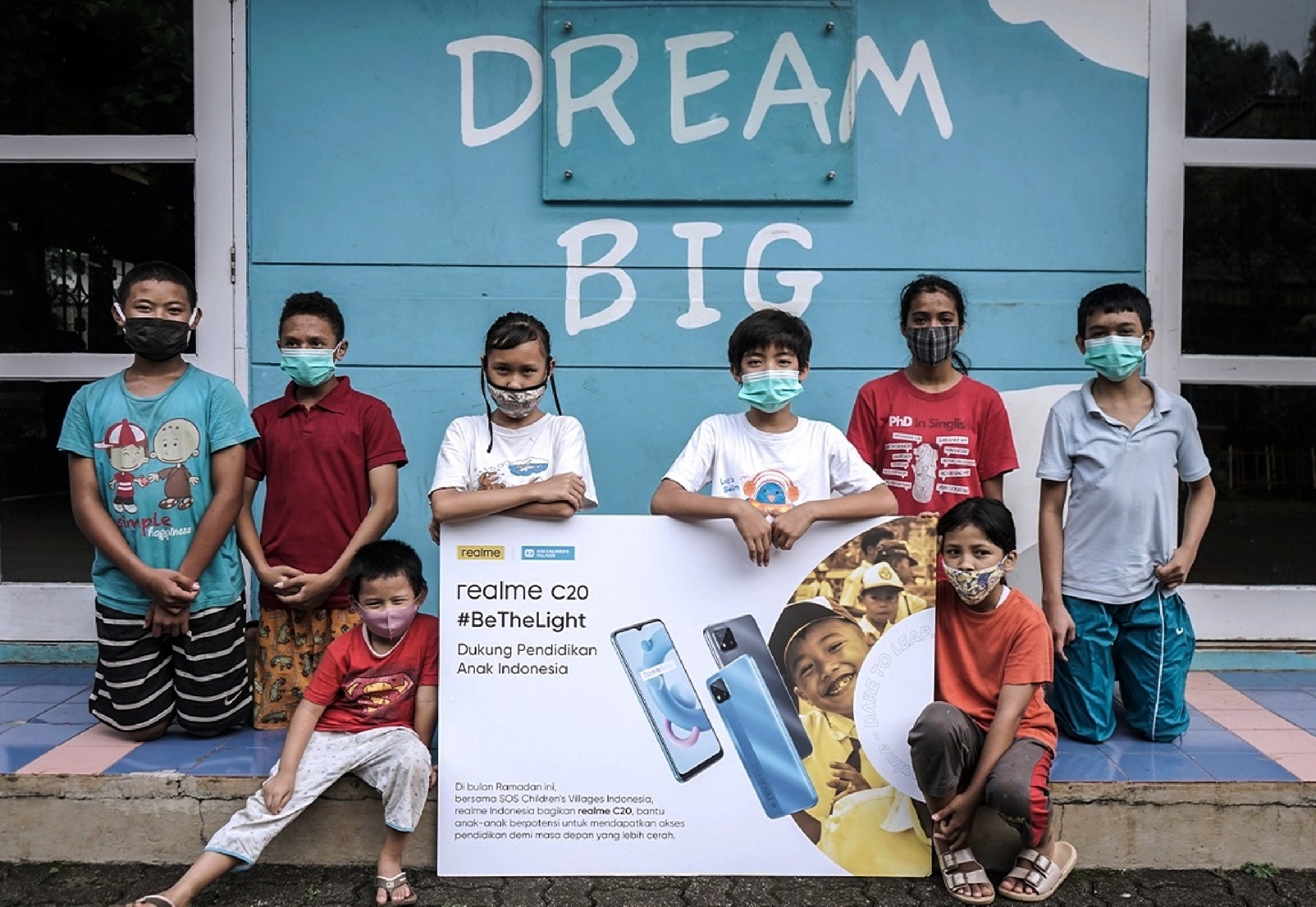 Peduli pendidikan anak di pelosok Indonesia, realme bagikan C20