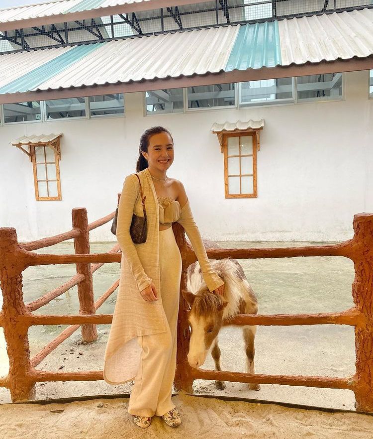 10 Gaya outfit Beby Tsabina dengan nuansa pastel, stylish abis