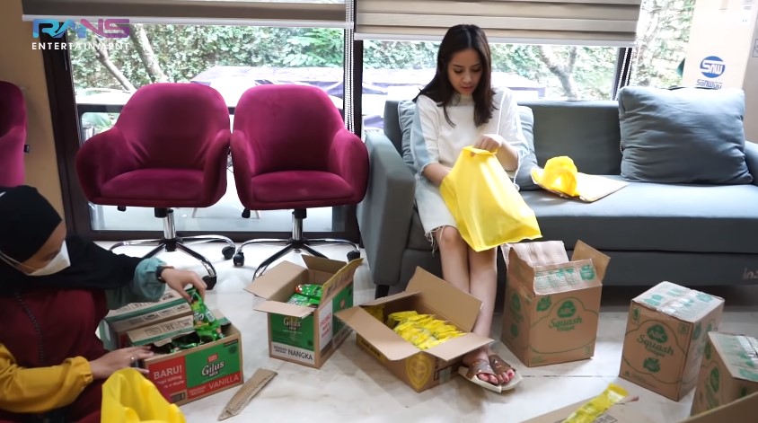 10 Momen Nagita & Raffi siapkan ratusan sembako, dibagi se-Jakarta