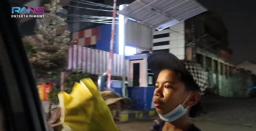 10 Momen Nagita & Raffi siapkan ratusan sembako, dibagi se-Jakarta