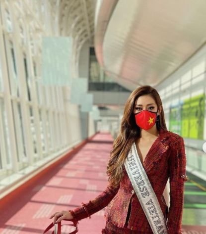 6 Potret Miss Universe Vietnam 2020 pakai APD di pesawat, tuai sorotan