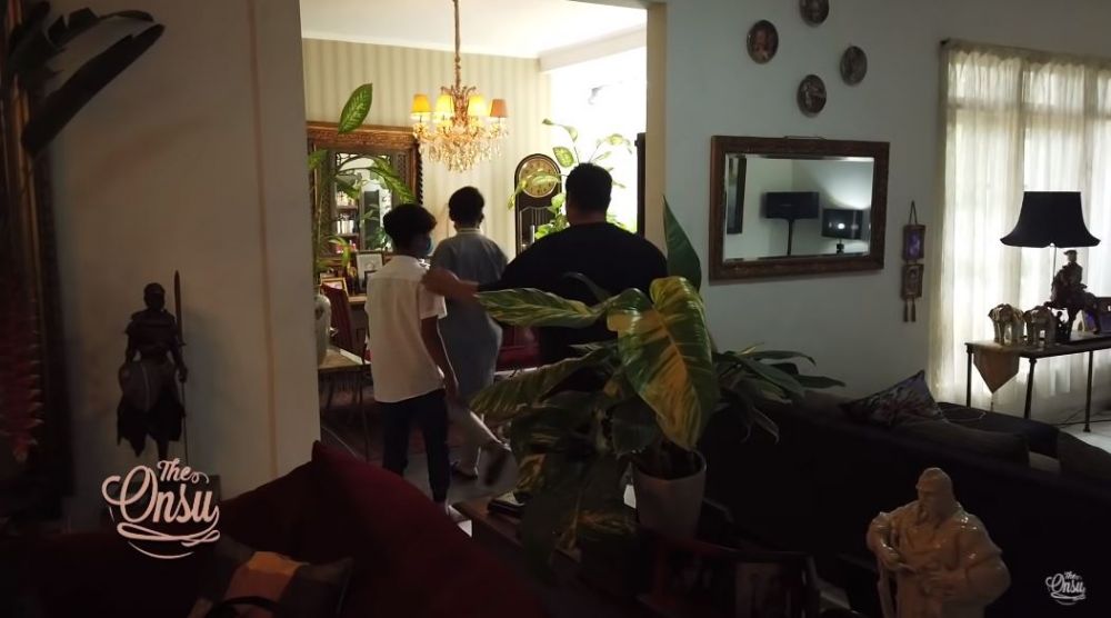 9 Potret rumah Mama Erna ibunda Ivan Gunawan, rindang bernuansa putih