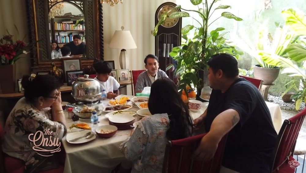 9 Potret rumah Mama Erna ibunda Ivan Gunawan, rindang bernuansa putih