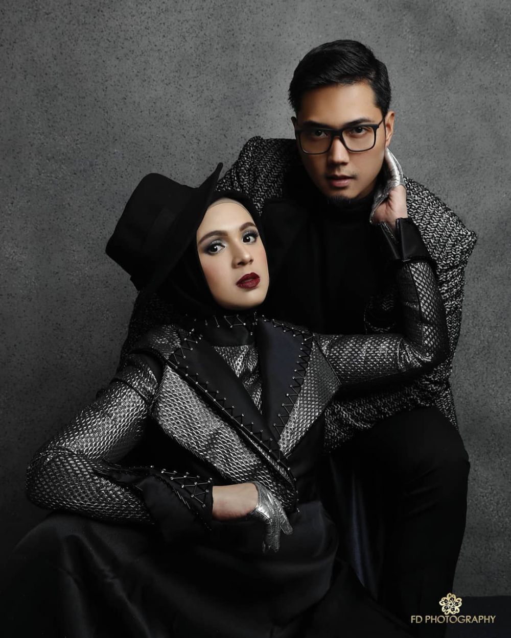 Gaya pemotretan 10 presenter dan pasangan, Donna Agnesia colorful