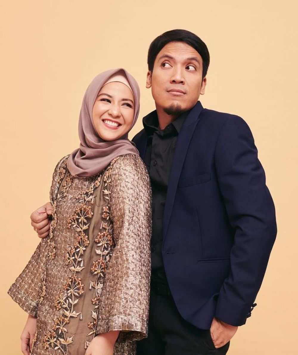 Gaya pemotretan 10 presenter dan pasangan, Donna Agnesia colorful