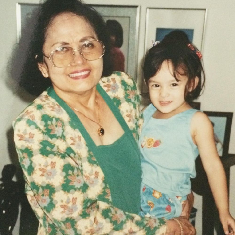 Potret masa kecil 8 seleb bareng kakek-nenek, cucu kesayangan