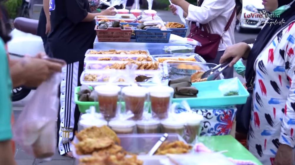 8 Momen Celine Evangelista bagi-bagi takjil di jalanan, bikin salut