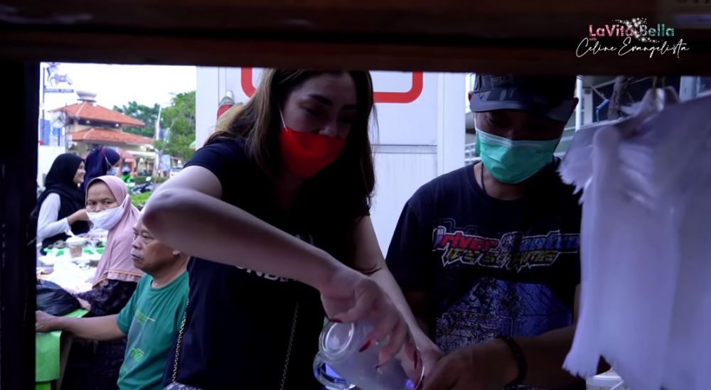 8 Momen Celine Evangelista bagi-bagi takjil di jalanan, bikin salut