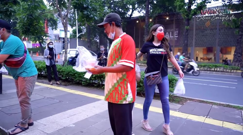 8 Momen Celine Evangelista bagi-bagi takjil di jalanan, bikin salut