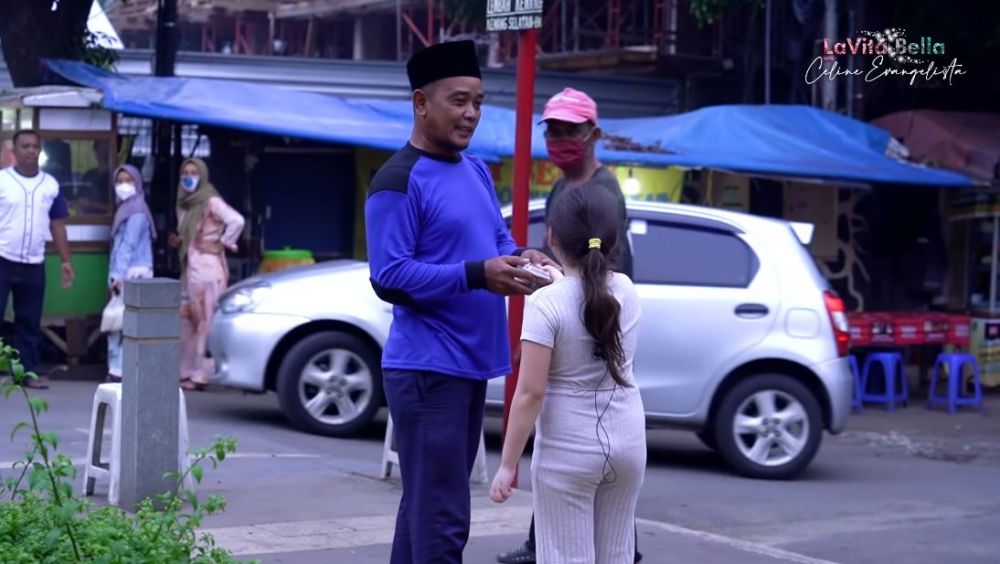 8 Momen Celine Evangelista bagi-bagi takjil di jalanan, bikin salut