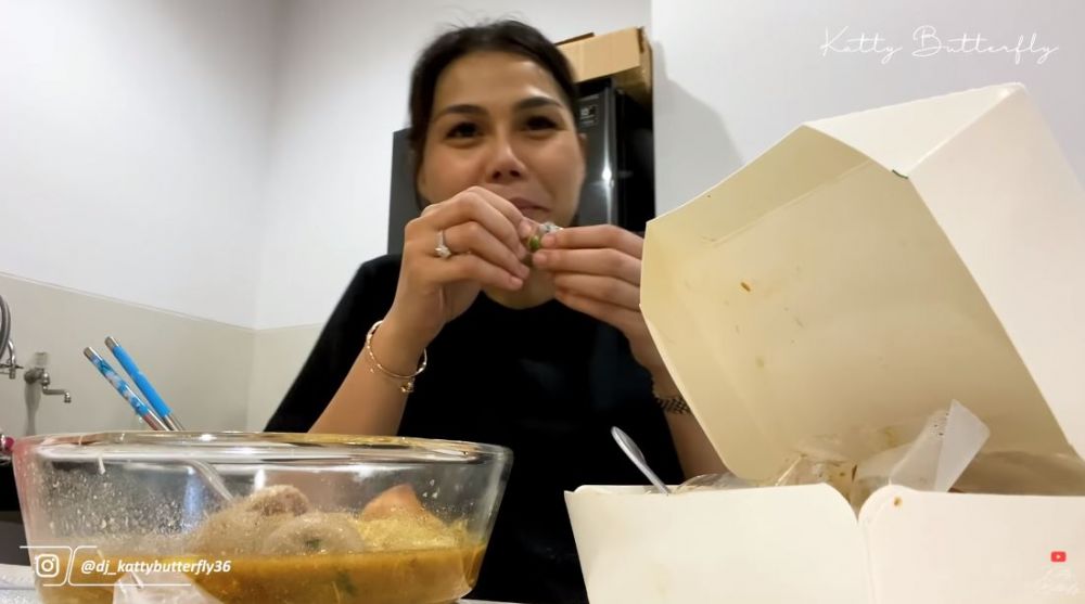 8 Potret menu buka puasa dan sahur DJ Butterfly, porsinya bikin takjub