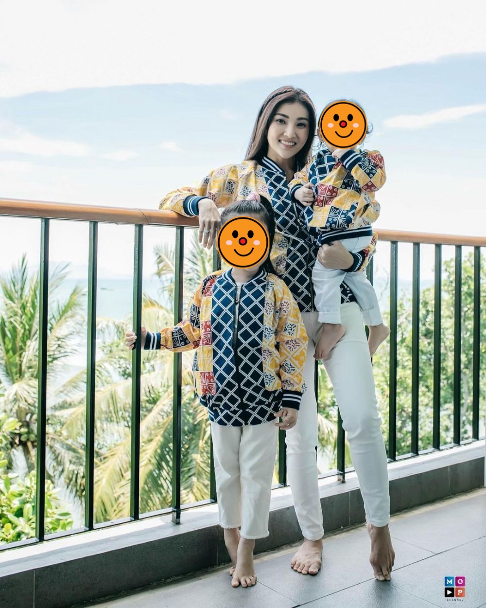 Potret 12 seleb cantik kembaran baju dengan sang anak, fashionable