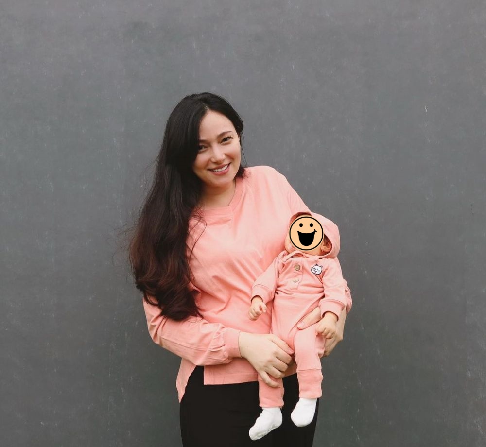 Potret 12 seleb cantik kembaran baju dengan sang anak, fashionable