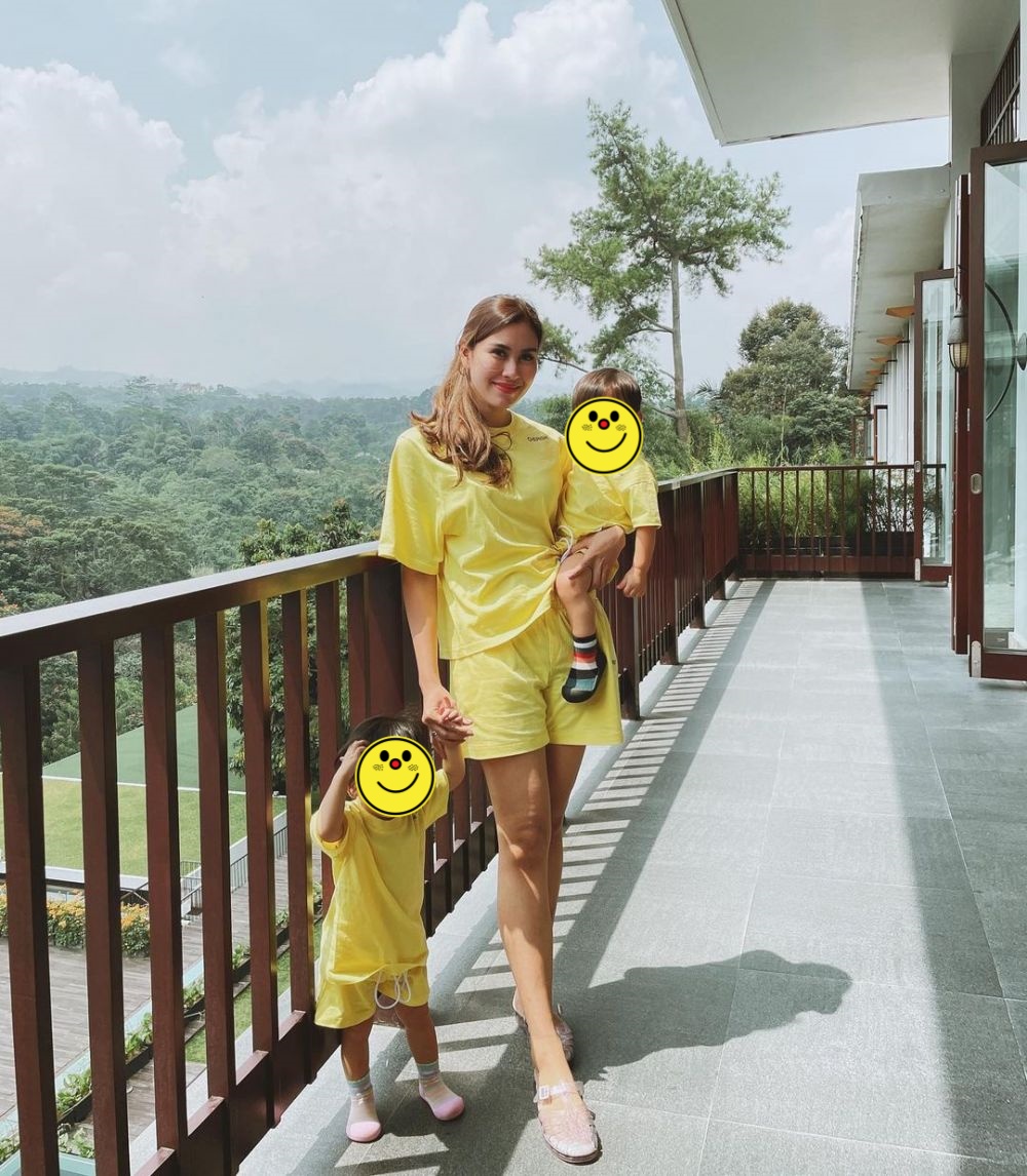 Potret 12 seleb cantik kembaran baju dengan sang anak, fashionable