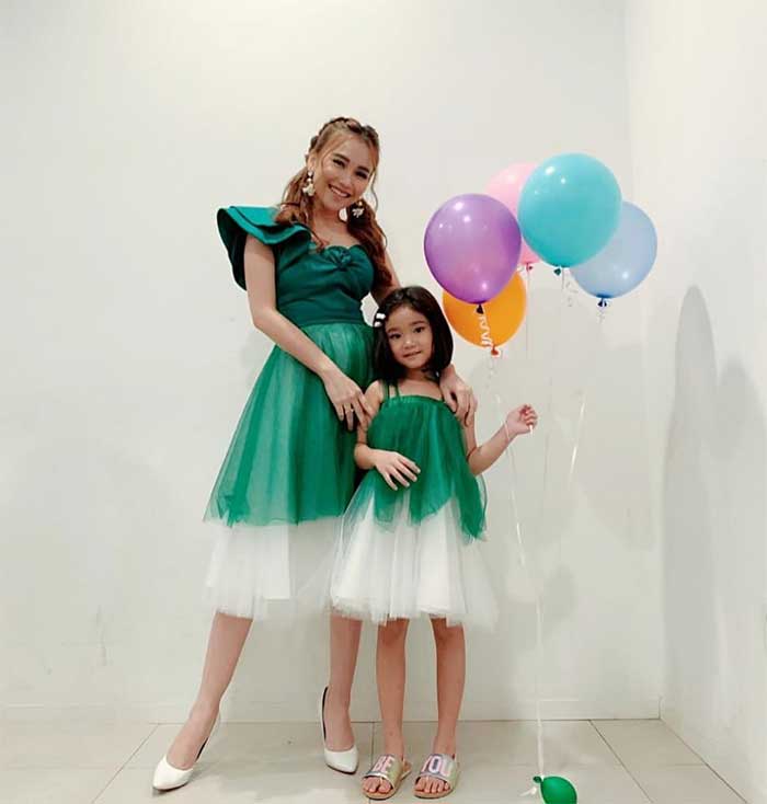 Potret 12 seleb cantik kembaran baju dengan sang anak, fashionable