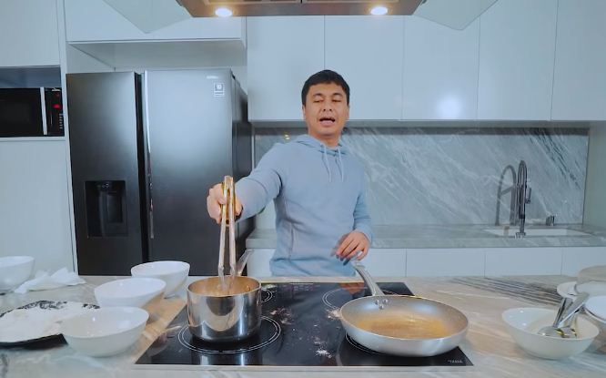 10 Momen heboh Raditya Dika masak ayam goreng gulai, sampai pakai helm