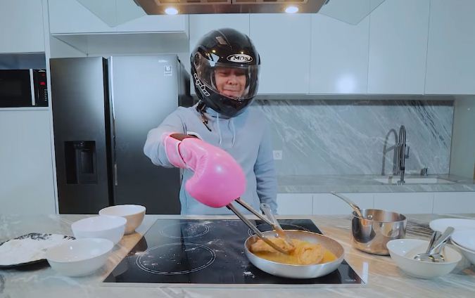 10 Momen heboh Raditya Dika masak ayam goreng gulai, sampai pakai helm