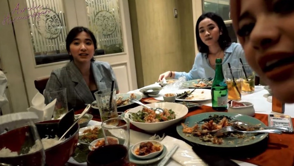 10 Momen Aurel Hermansyah buka bareng teman SMA, curhat usai menikah