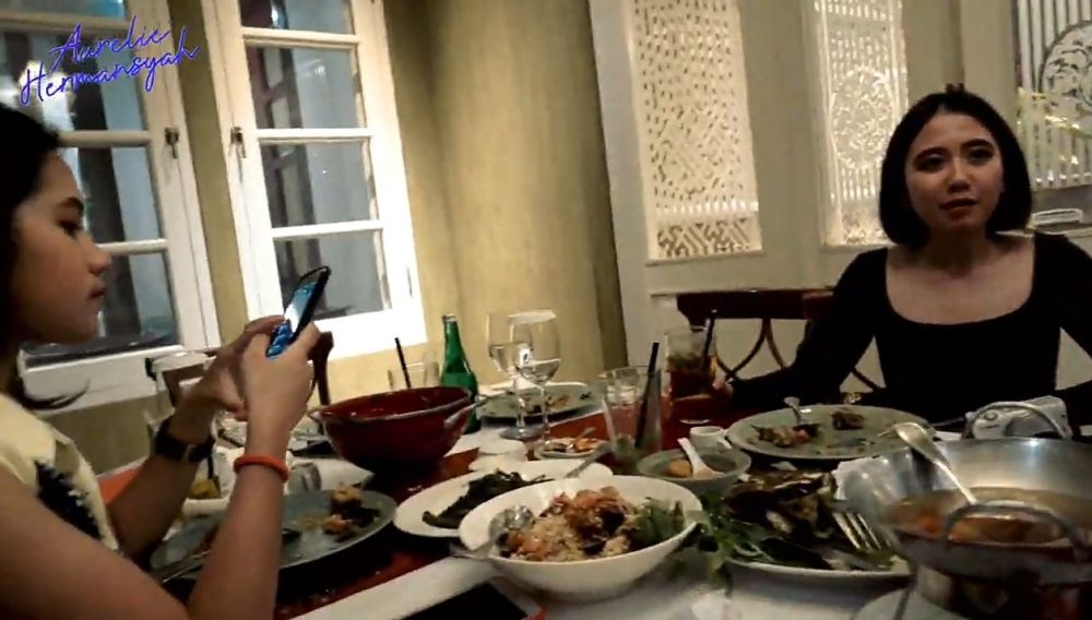 10 Momen Aurel Hermansyah buka bareng teman SMA, curhat usai menikah