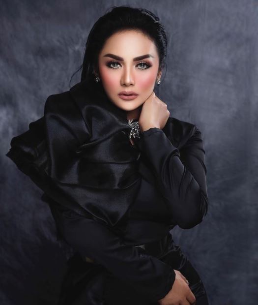 7 Pesona Krisdayanti dengan makeup gothic, parasnya jadi sorotan