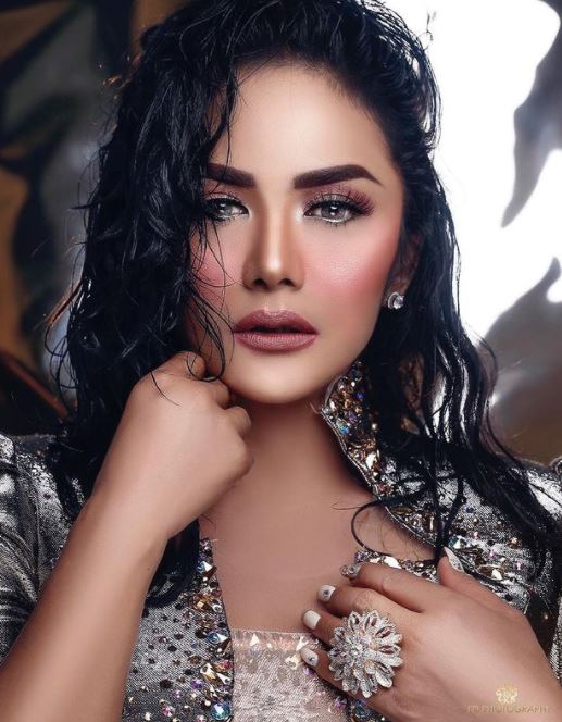 7 Pesona Krisdayanti dengan makeup gothic, parasnya jadi sorotan
