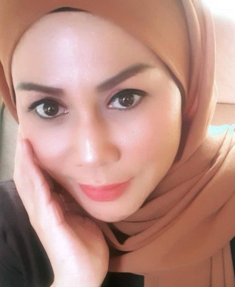 10 Potret terbaru Mak Vera mantan manajer Olga Syahputra, berhijab