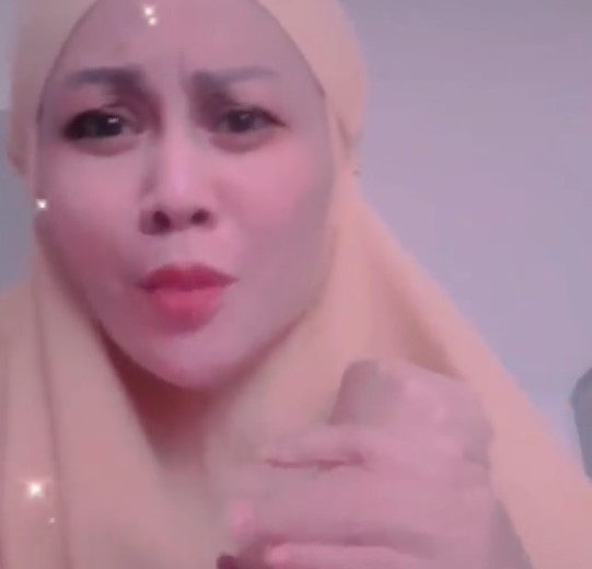 10 Potret terbaru Mak Vera mantan manajer Olga Syahputra, berhijab