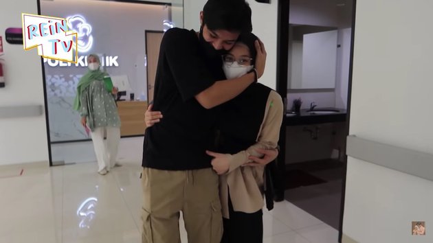 10 Momen Dinda Hauw cek kandungan, hidung bayinya mirip Rey Mbayang
