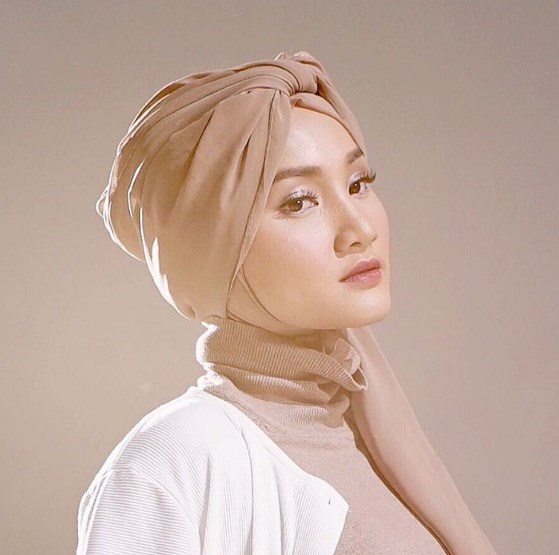 Potret 10 penyanyi cantik saat kenakan turban, Iis Dahlia khas banget