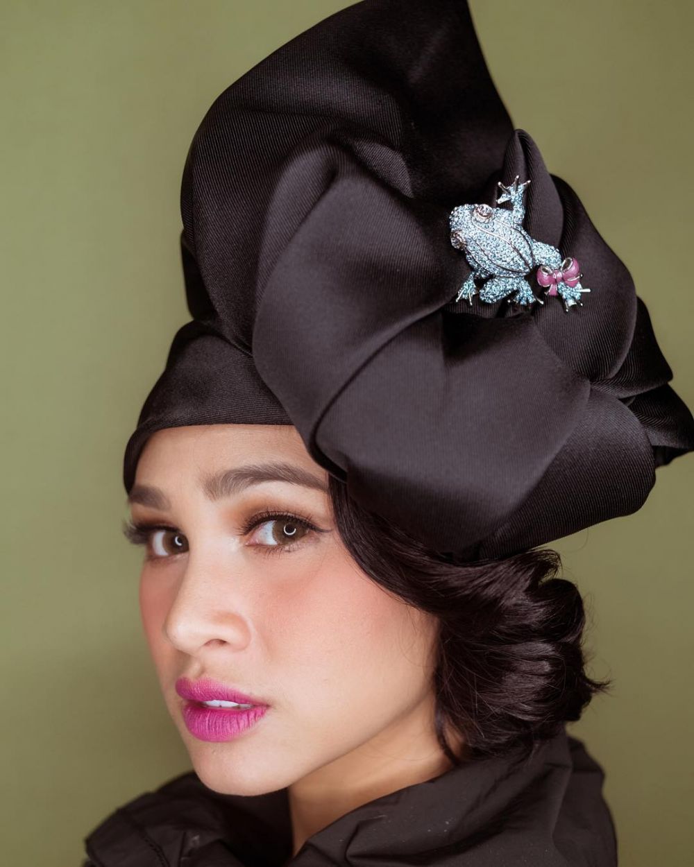 Potret 10 penyanyi cantik saat kenakan turban, Iis Dahlia khas banget