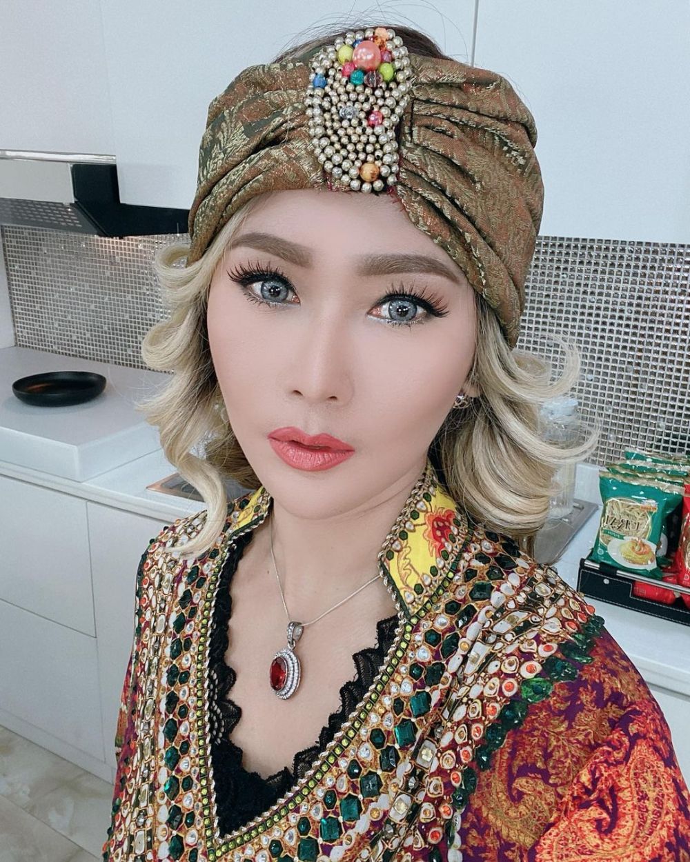 Potret 10 penyanyi cantik saat kenakan turban, Iis Dahlia khas banget