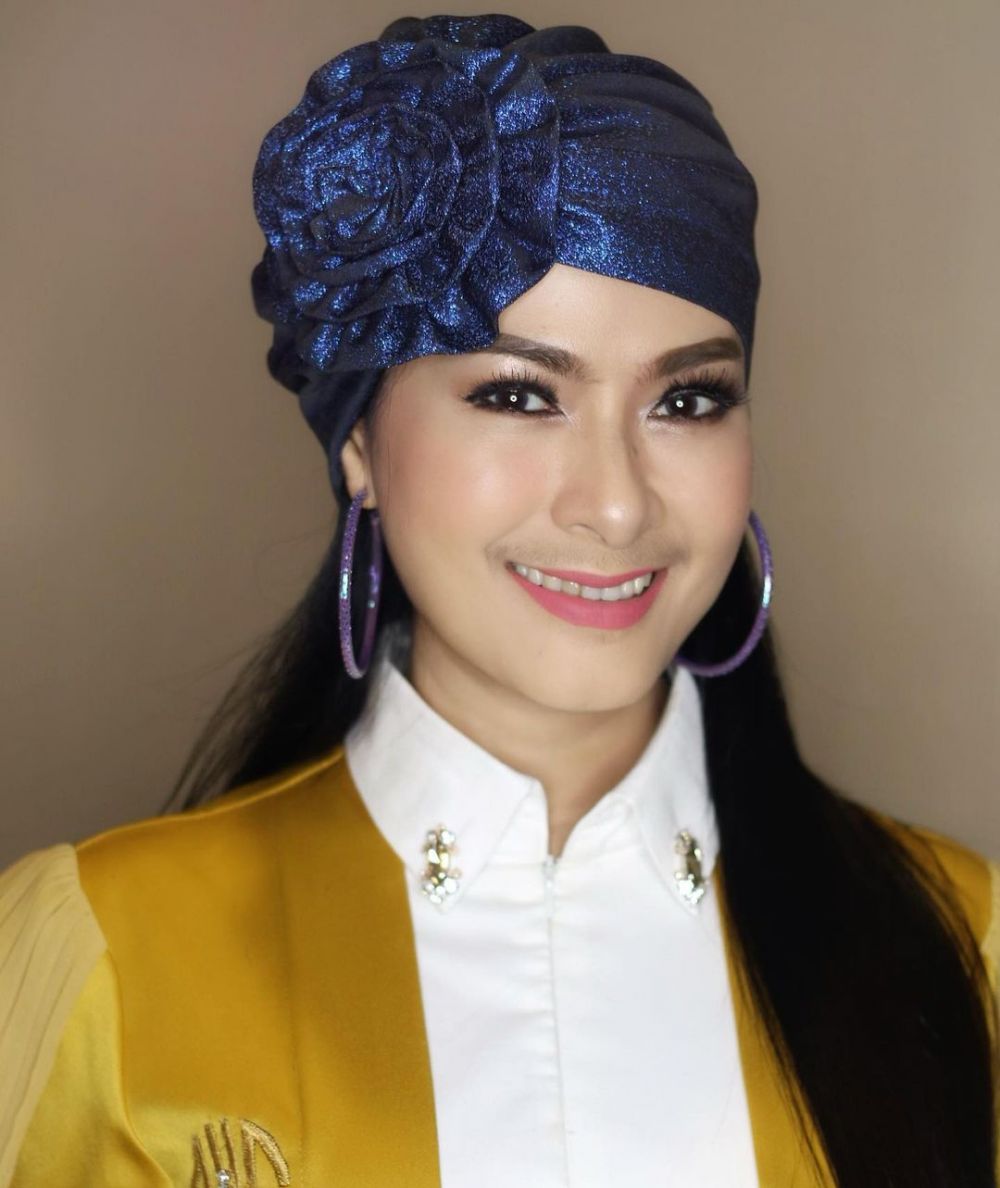 Potret 10 penyanyi cantik saat kenakan turban, Iis Dahlia khas banget