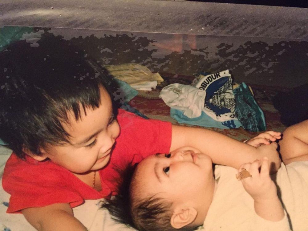 10 Potret masa kecil Caca Tengker, pipi chubby-nya menggemaskan