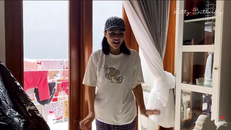 9 Momen DJ Katty Butterfly pindah rumah, pajang hadiah dari fans