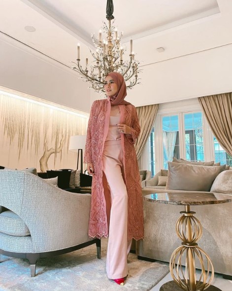 10 Gaya outfit hijab Olla Ramlan, cocok untuk kondangan