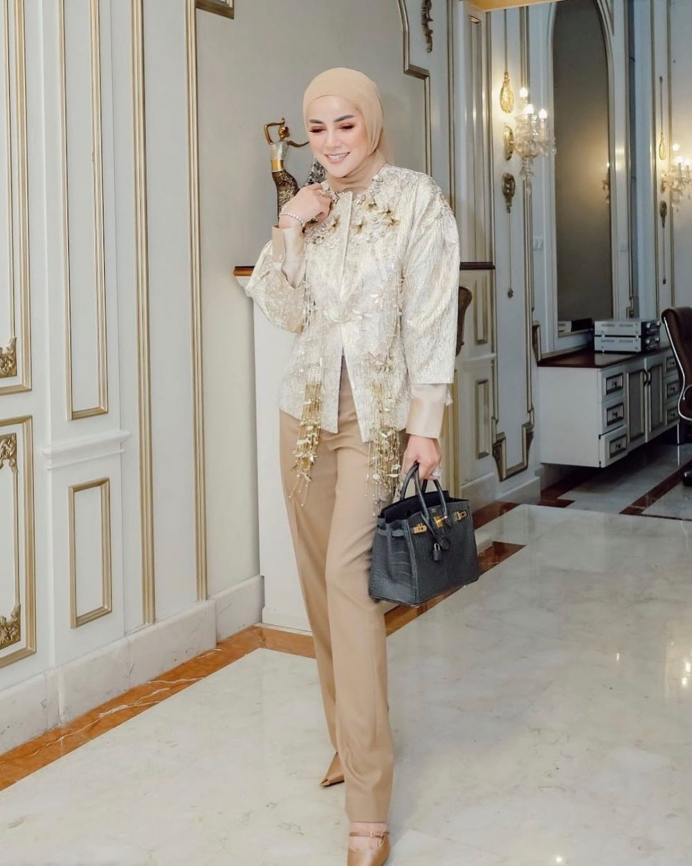 10 Gaya outfit hijab Olla Ramlan, cocok untuk kondangan