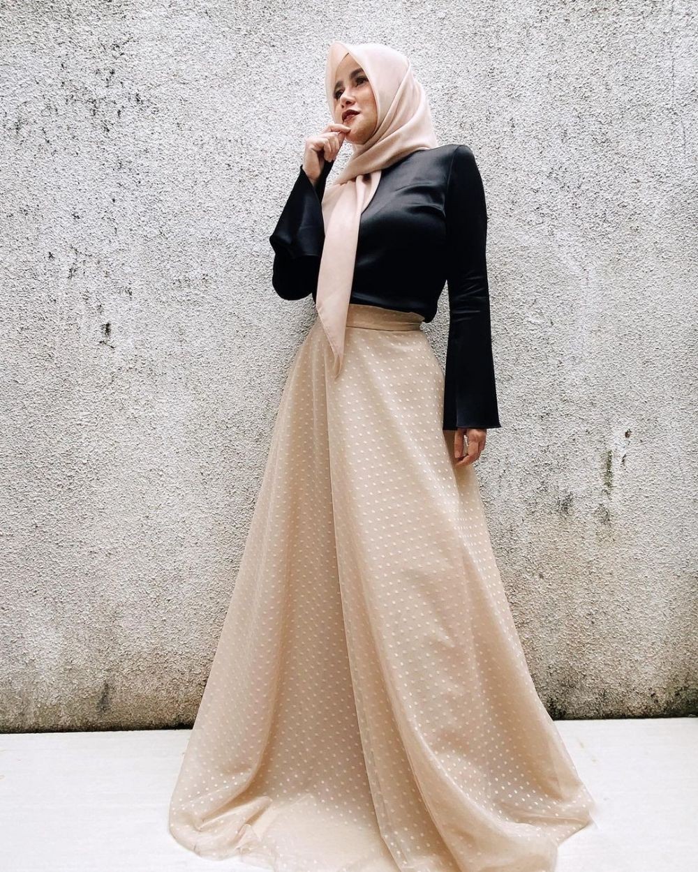 10 Gaya outfit hijab Olla Ramlan, cocok untuk kondangan