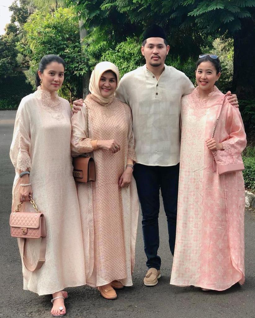 8 Beda gaya Marcella Zalianty dan Olivia Zalianty saat kenakan kaftan