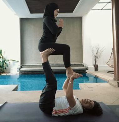 Ingin cepat hamil, ini 12 momen Aurel yoga bareng Atta Halilintar