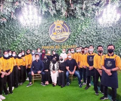 8 Momen Syahrini silaturahmi keluarga & teman, memesona kenakan hijab