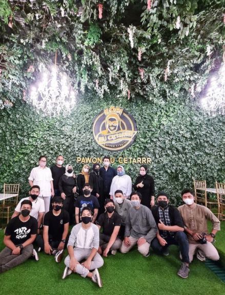 8 Momen Syahrini silaturahmi keluarga & teman, memesona kenakan hijab