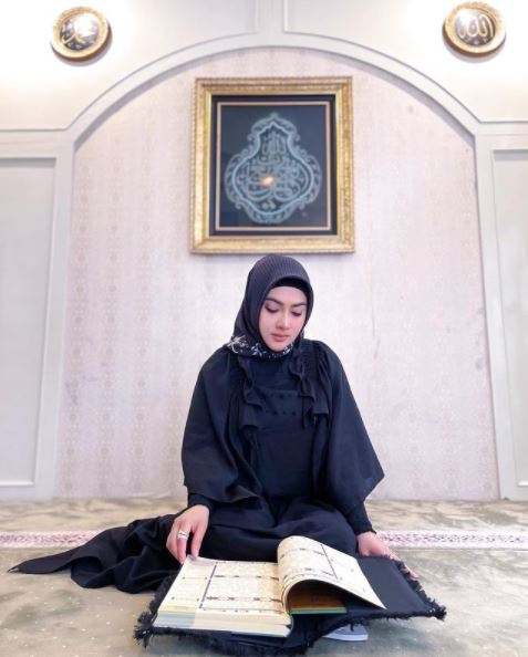 8 Momen Syahrini silaturahmi keluarga & teman, memesona kenakan hijab