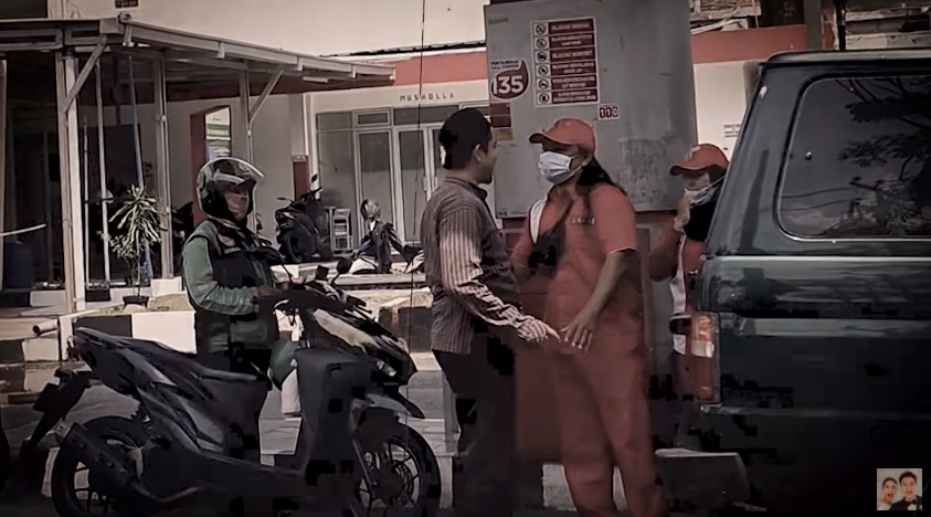 10 Momen Baim Wong bayarin pengendara isi bensin di SPBU