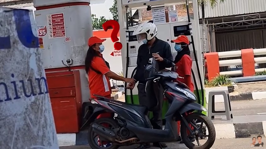 10 Momen Baim Wong bayarin pengendara isi bensin di SPBU