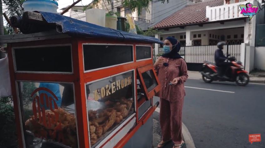 10 Momen Irish Bella ngabuburit, borong jajanan kaki lima