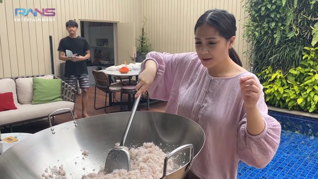 9 Momen Nagita masak besar saat hamil, buat makan bareng karyawan
