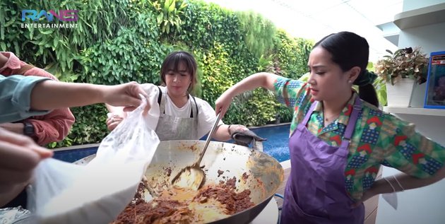 9 Momen Nagita masak besar saat hamil, buat makan bareng karyawan