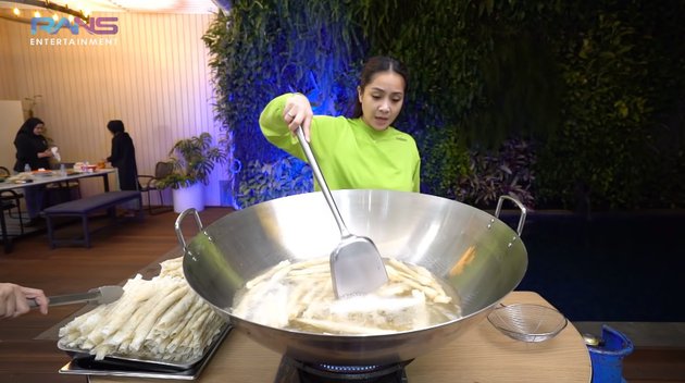 9 Momen Nagita masak besar saat hamil, buat makan bareng karyawan